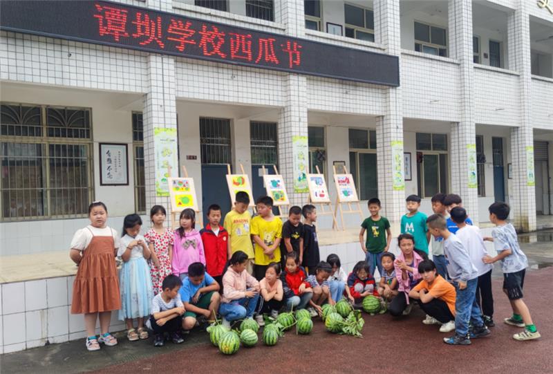乐山市沙湾区谭坝学校开展采瓜品瓜活动