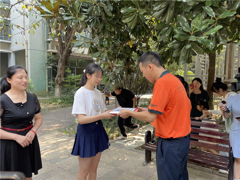 收件人是她！四川省2023年普通高考第一封录取通知书送达