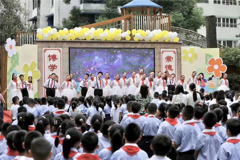 文明少年迎新程 、向美而行启新篇，成都市双眼井小学开学典礼展“文明之风”