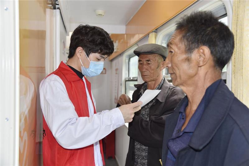 成都大学：医学生登上“健康列车”，助力千里铁道巡诊