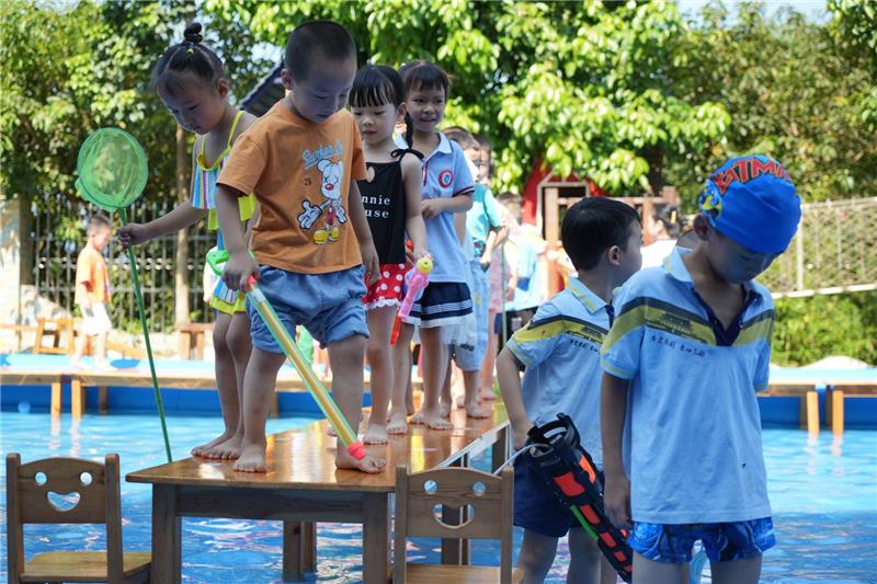 合江县先市镇中心幼儿园：“泡泡嘉年华”欢乐多