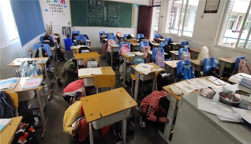 夹江县界牌小学开展防震应急演练