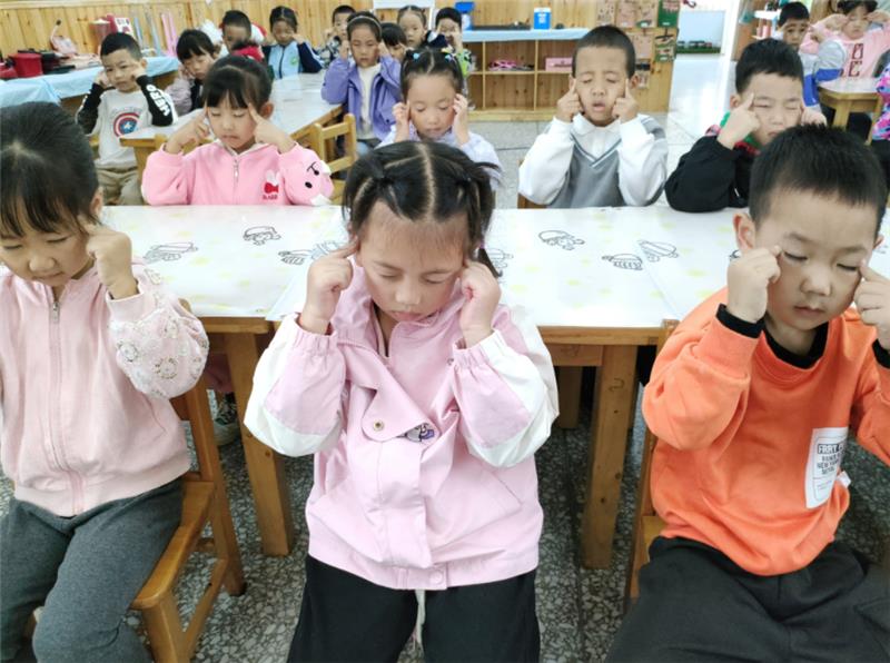 福禄镇中心幼儿园开展近视防控宣传月活动