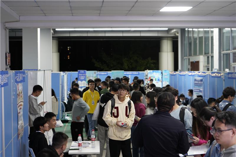 西南交大：“校招夜市”开启助力毕业生就业新模式