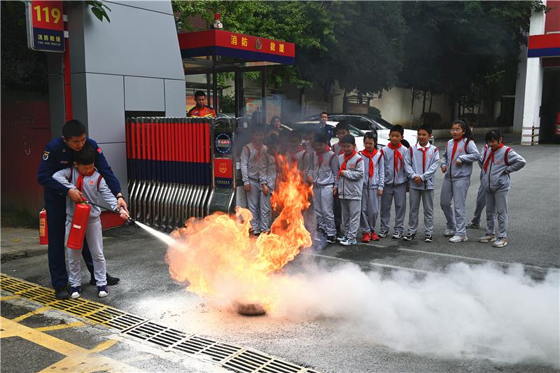 成都市龙江路小学分校：大手牵小手 共护消防安全
