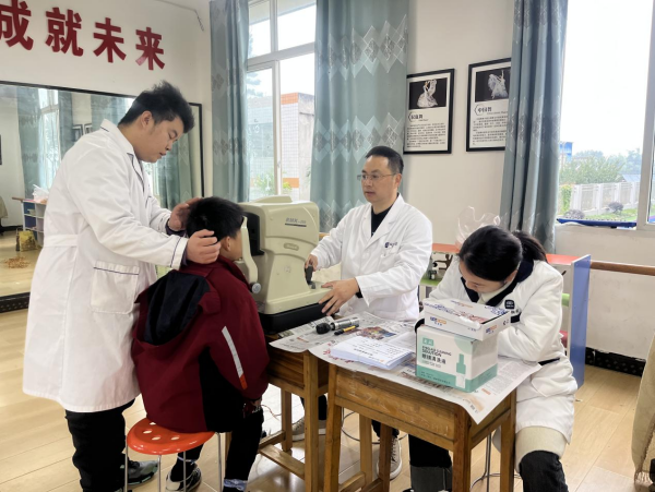 夹江县吴场小学开展2023年秋季视力检测
