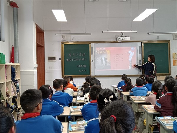 夹江县英才小学开展消防应急疏散演练