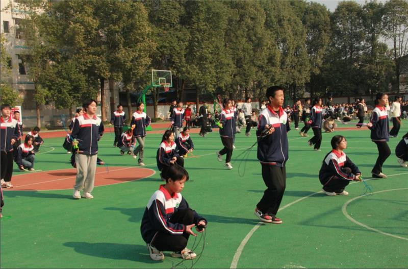 武胜县飞龙初中开展“用运动追忆历史，用学习开创未来”大课间比赛活动