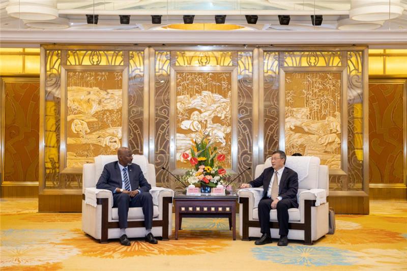 余孝其会见吉布提共和国国民教育与职业培训部部长