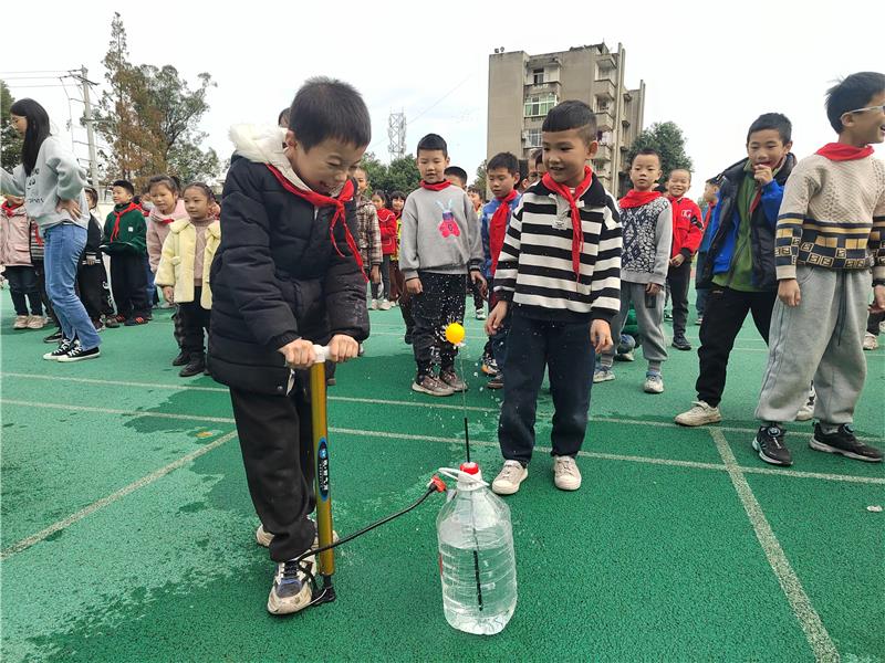 广汉市连山一小：“六个一”点亮首届科学节