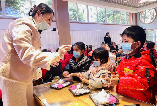 广汉市第一幼儿园：家长进课堂，一起包汤圆