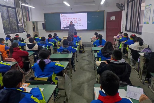 广汉市广兴小学：夯实“四课”，赋能教师“雁阵”齐飞