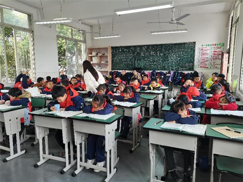 夹江县教研室到黄土一中进行教学巡导