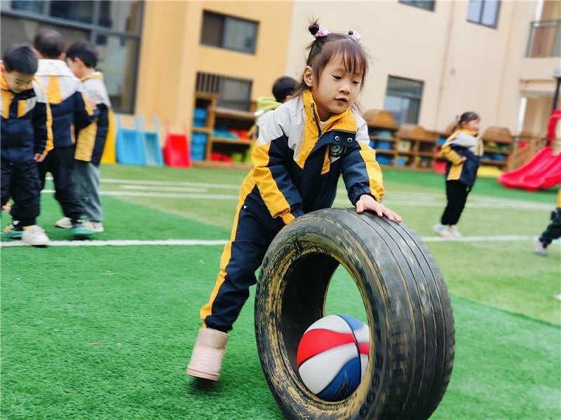 广汉市七幼举行第二届冬季幼儿运动会