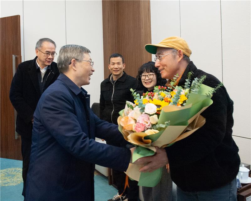 余孝其看望慰问教师并检查校园安全工作