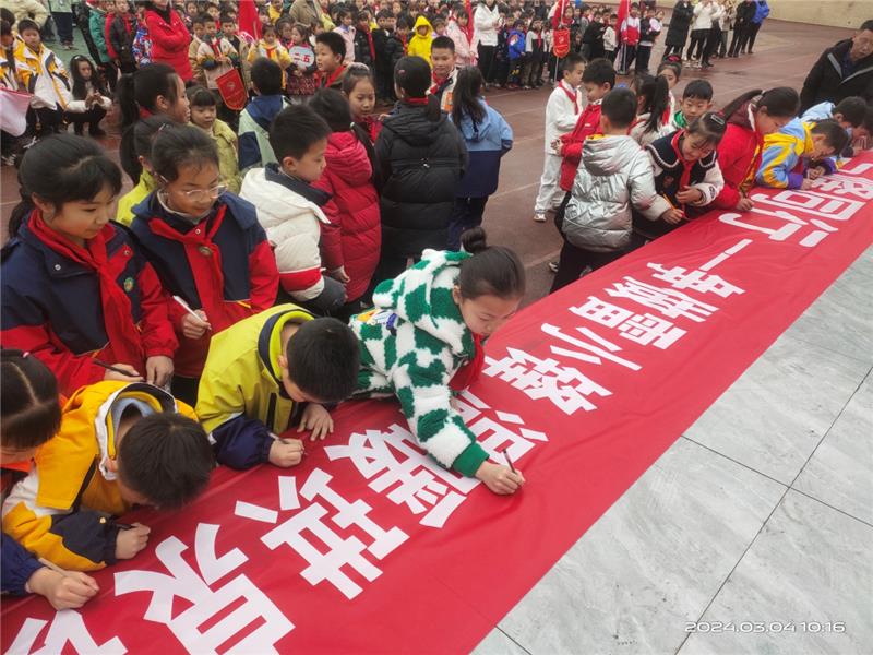 珙县教体系统开展“学习雷锋好榜样”教育活动