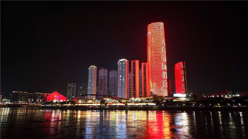 宜宾市：城市灯光秀 为教师们献上“最浪漫的礼物”