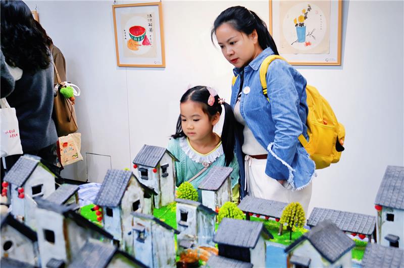 成都市儿童福利院特需儿童艺术作品展开幕