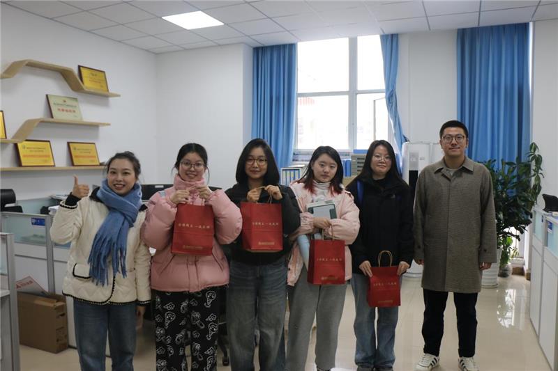 西南石油大学地科院为考研学子发放专属“加油上岸包”