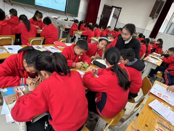 夹江县举行小学数学青年教师理论测试暨成长团队课堂教学展示活动