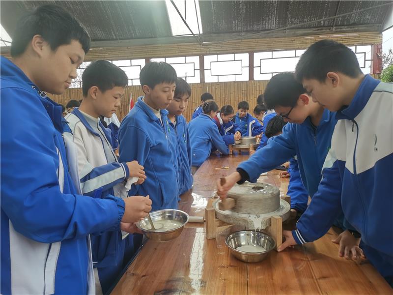 合江中学开展探索生态自然与传统工艺研学活动