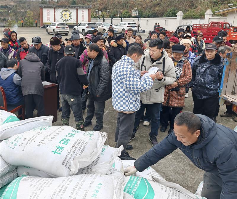 雷波县黄琅镇大杉坪村：川农专家指导村民健康管理土壤