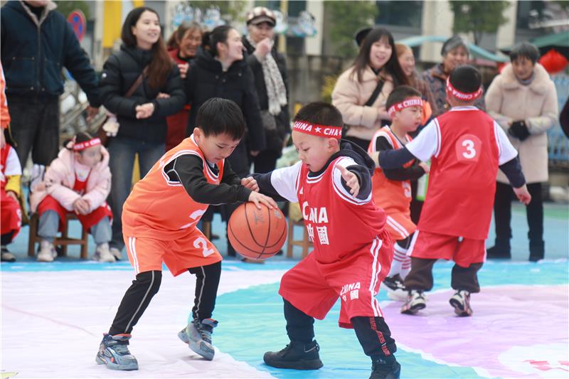 武胜县多所幼儿园联合开展篮球联谊比赛