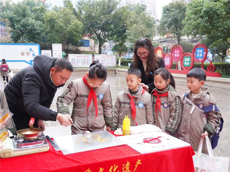 宣汉县百节溪小学：春启新程 民俗润心