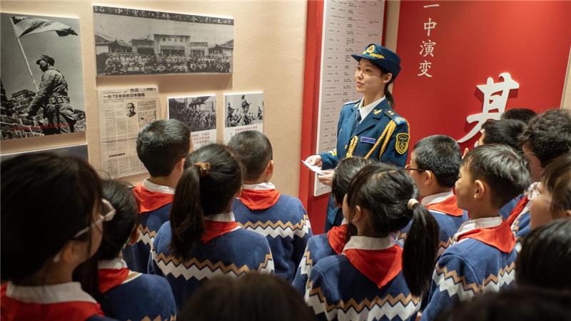 西南石油大学携手中小学共同开展“清明祭英烈”活动