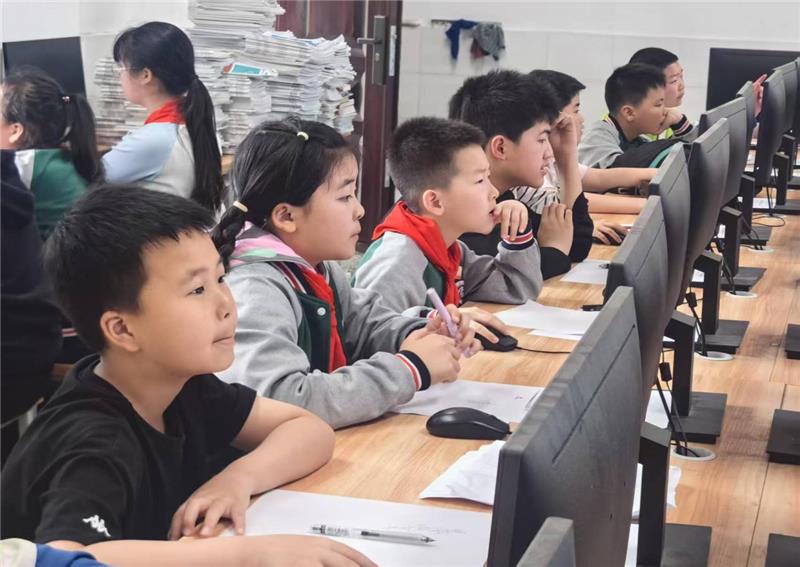 乐山市沙湾区举行第三届小学生创意编程竞赛活动