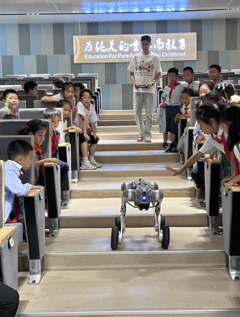 电子科技大学实验中学附属小学西园分校：家长携机器人“小导师”进课堂，点亮科技星火