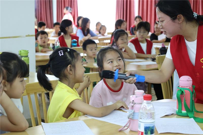 华新现代职业学院“微光书驿·农读薪火队”走进新津，“书香迷彩营”点亮童心