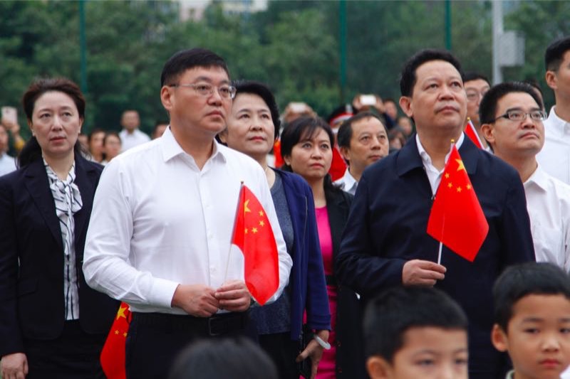 庆祝共和国69周年华诞,杨兴平参加成都锦官新城小学升旗仪式