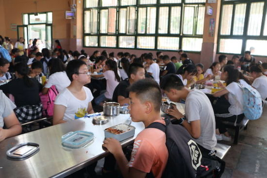 2000学生吃上营养热餐 叙永营养午餐食堂供餐率达98%