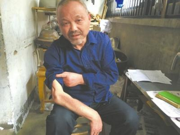 75岁孤残老人捐两套房一铺面 立遗嘱帮助残疾学生