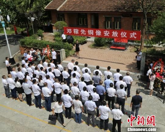 “两弹元勋”邓稼先铜像安放仪式在四川绵阳举行