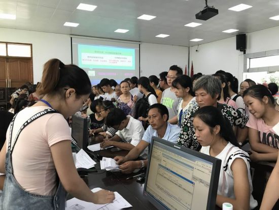 富顺：2993名教职工进村入户与贫困户“结对认亲”