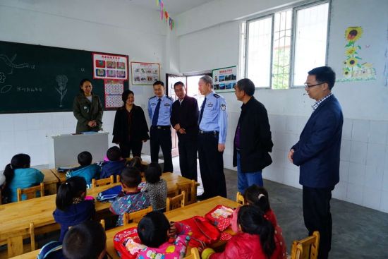 自贡公安交警“援凉助学”赠桌椅