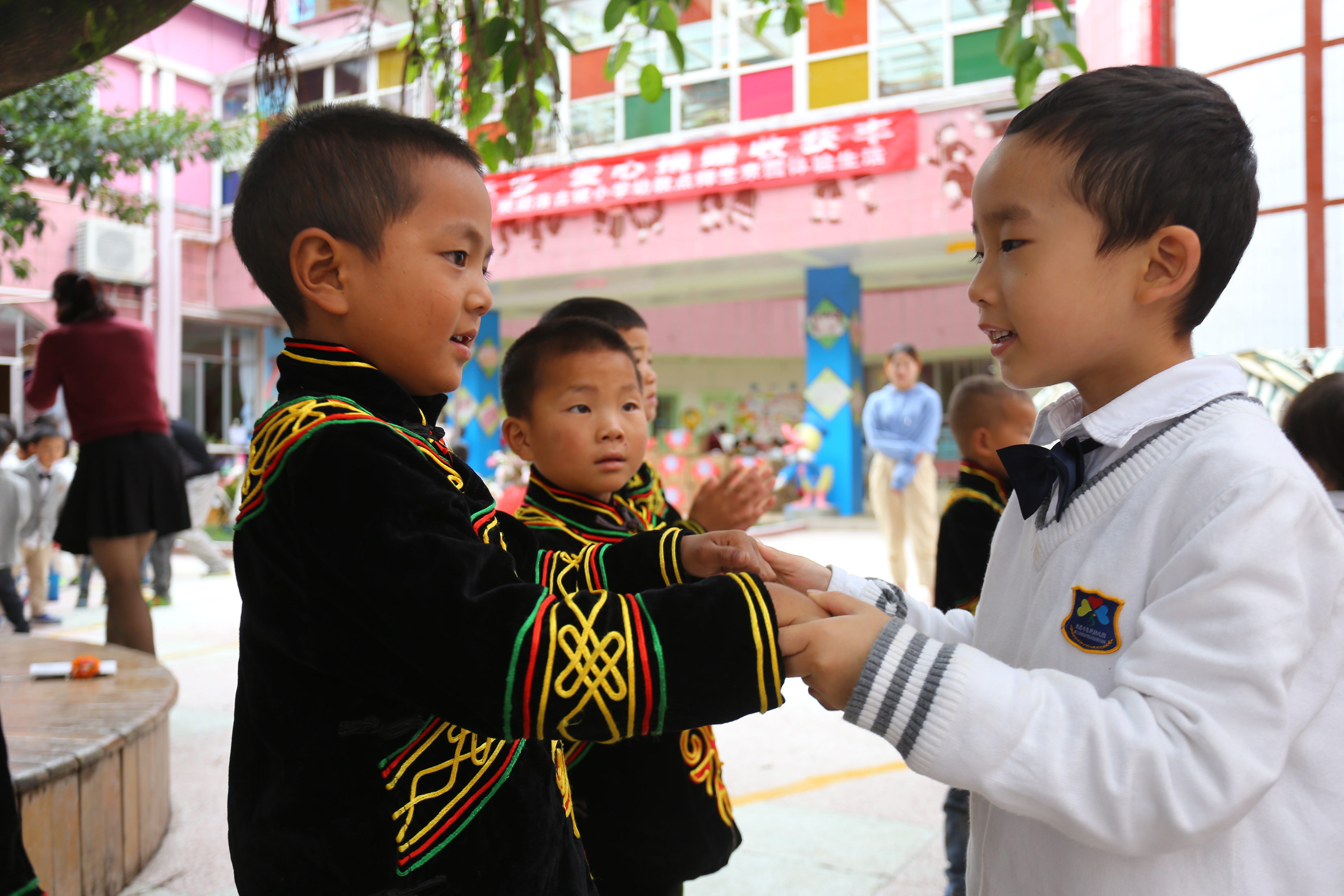 西昌市城乡幼儿园交流，孩子们手拉手做朋友