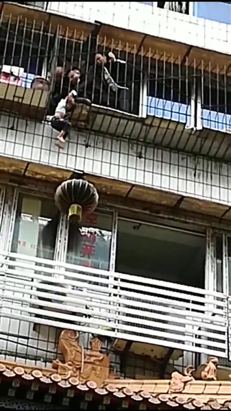 5岁男孩勒颈悬五楼窗外 路人踹门救下他