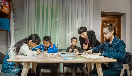 青神:党员志愿者定制困境儿童“周日特别时光”