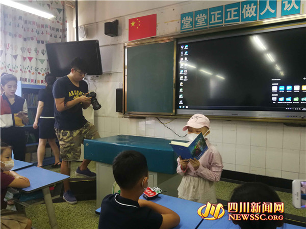 成都:白血病患儿重回学堂 上了特别的“开学第一课”