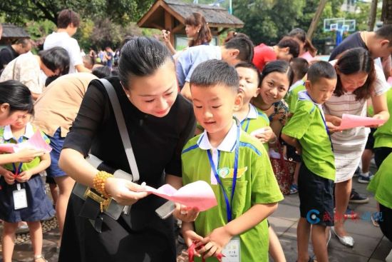 奶娃“搭”出成都地标 开学第一课这些学校用奇妙方式讲述天府故事
