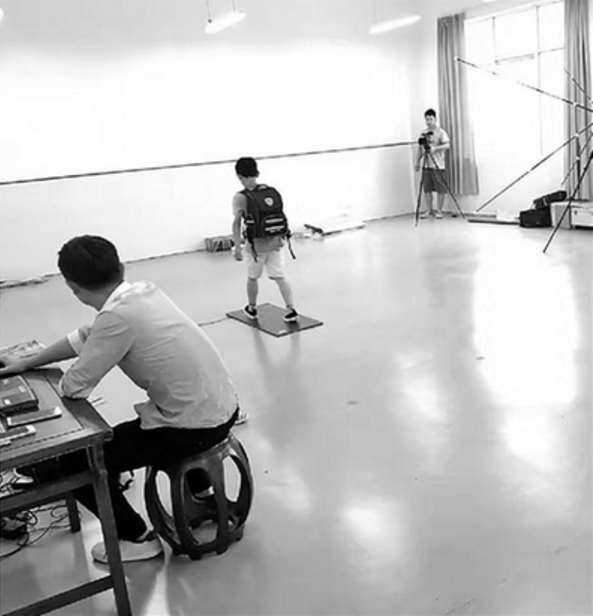 书包太重对孩子有啥影响？小学体育老师做研究