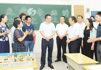 德阳市四大班子领导开展教师节慰问活动