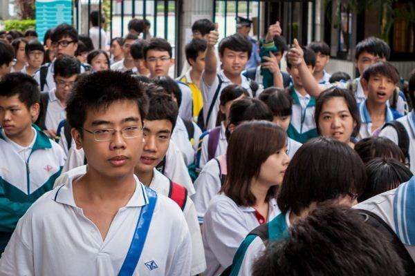 成都小学生近视率达33.6% 高中生达80%